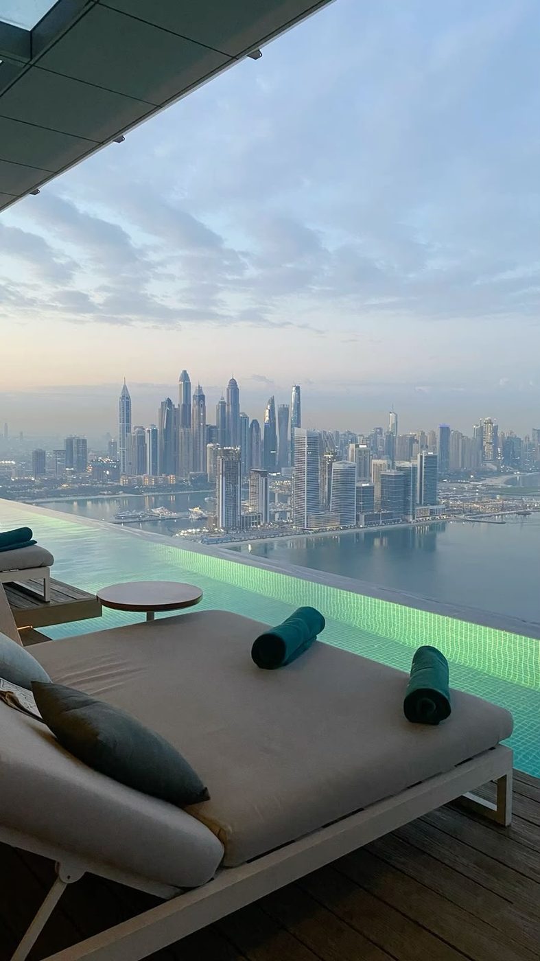 Piscina infinita sobre el skyline