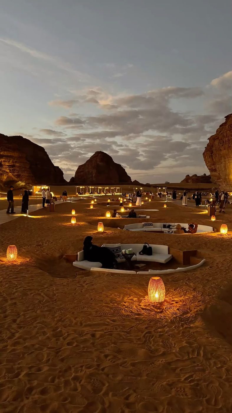 Lounge en el desierto al anochecer