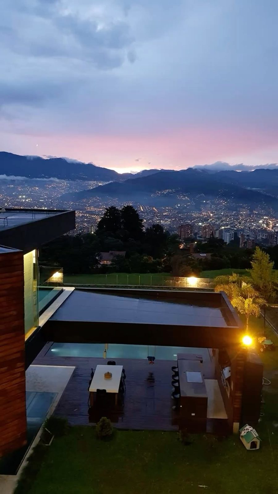 Vista nocturna del valle de Medellín