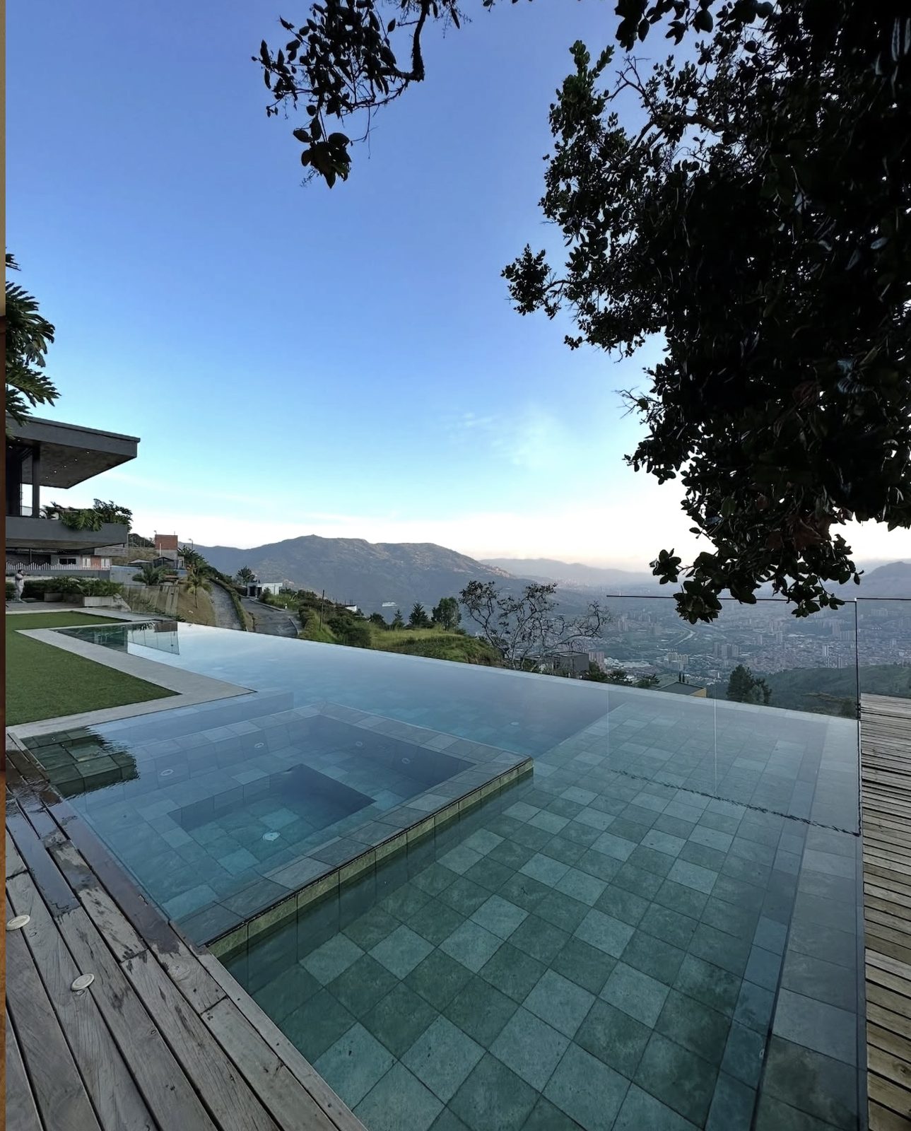 Piscina infinita al amanecer sobre Medellín