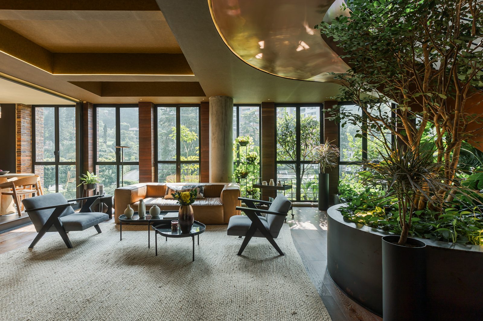 Sala con jardín interior y materiales orgánicos
