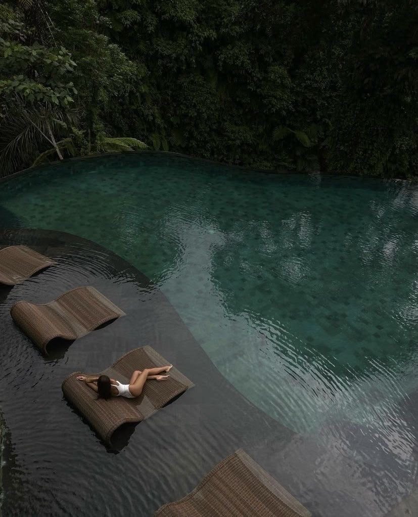Piscina rodeada de bosque