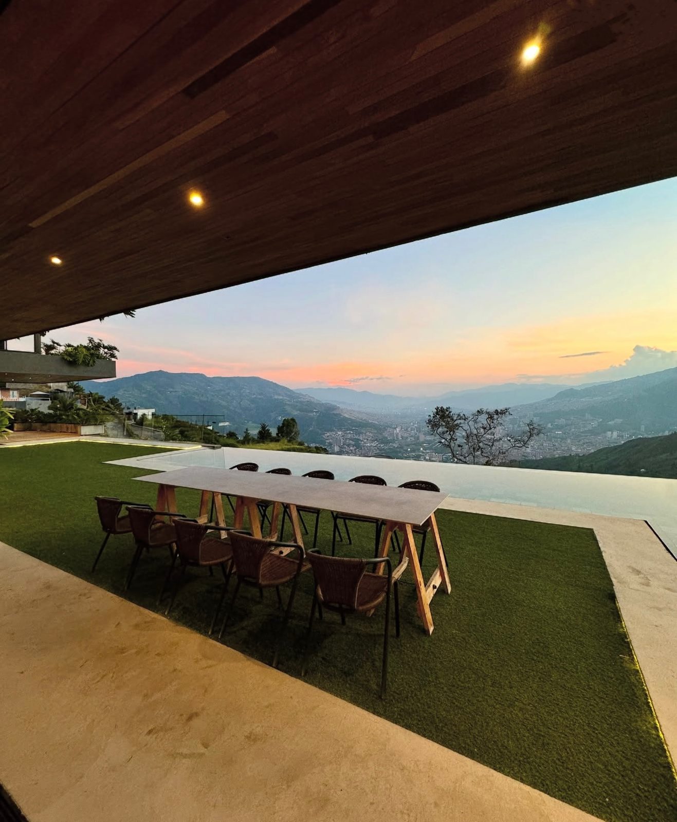 Terraza al atardecer sobre el valle