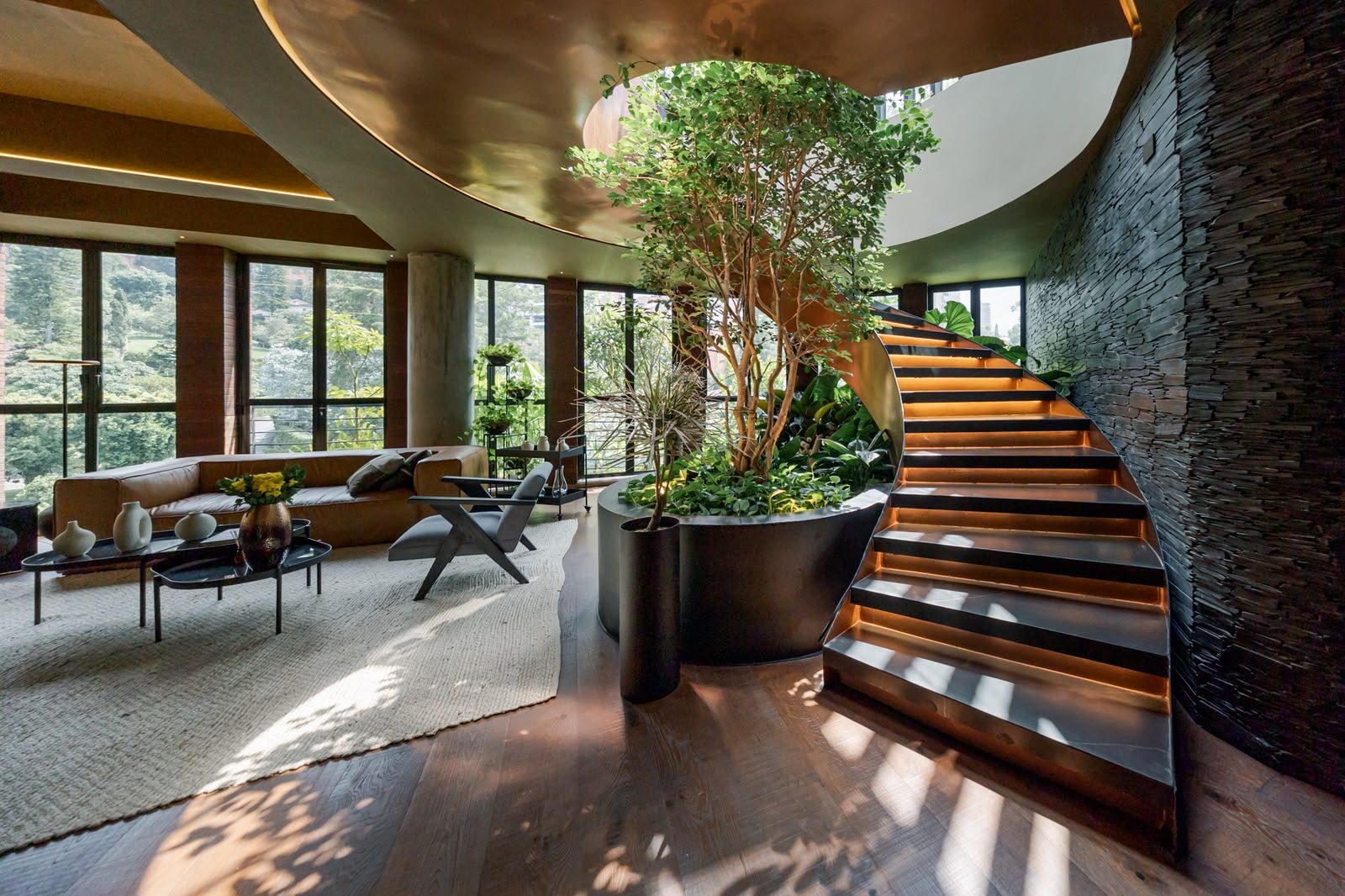 Escalera en espiral con árbol interior