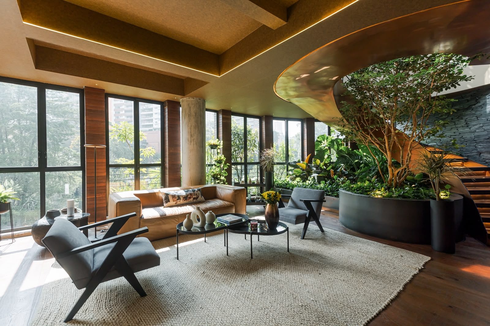 Sala con jardín interior y techo de cobre