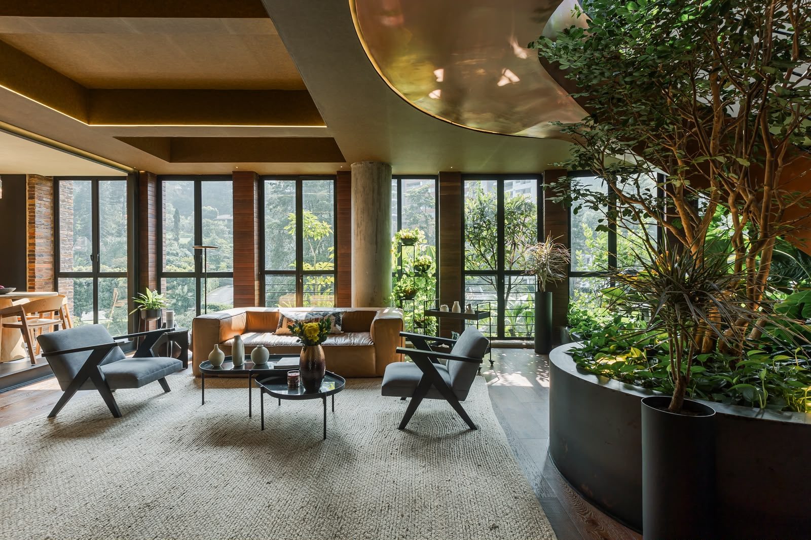 Sala principal con vegetación
