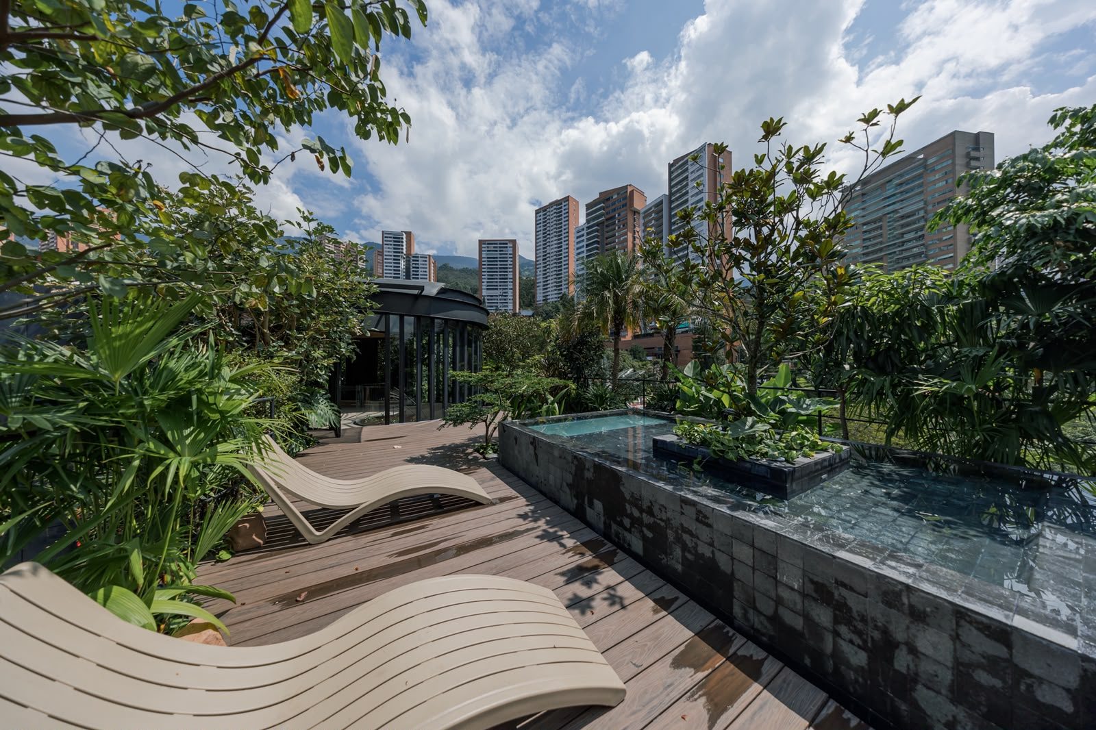 Terraza con jacuzzi y solárium