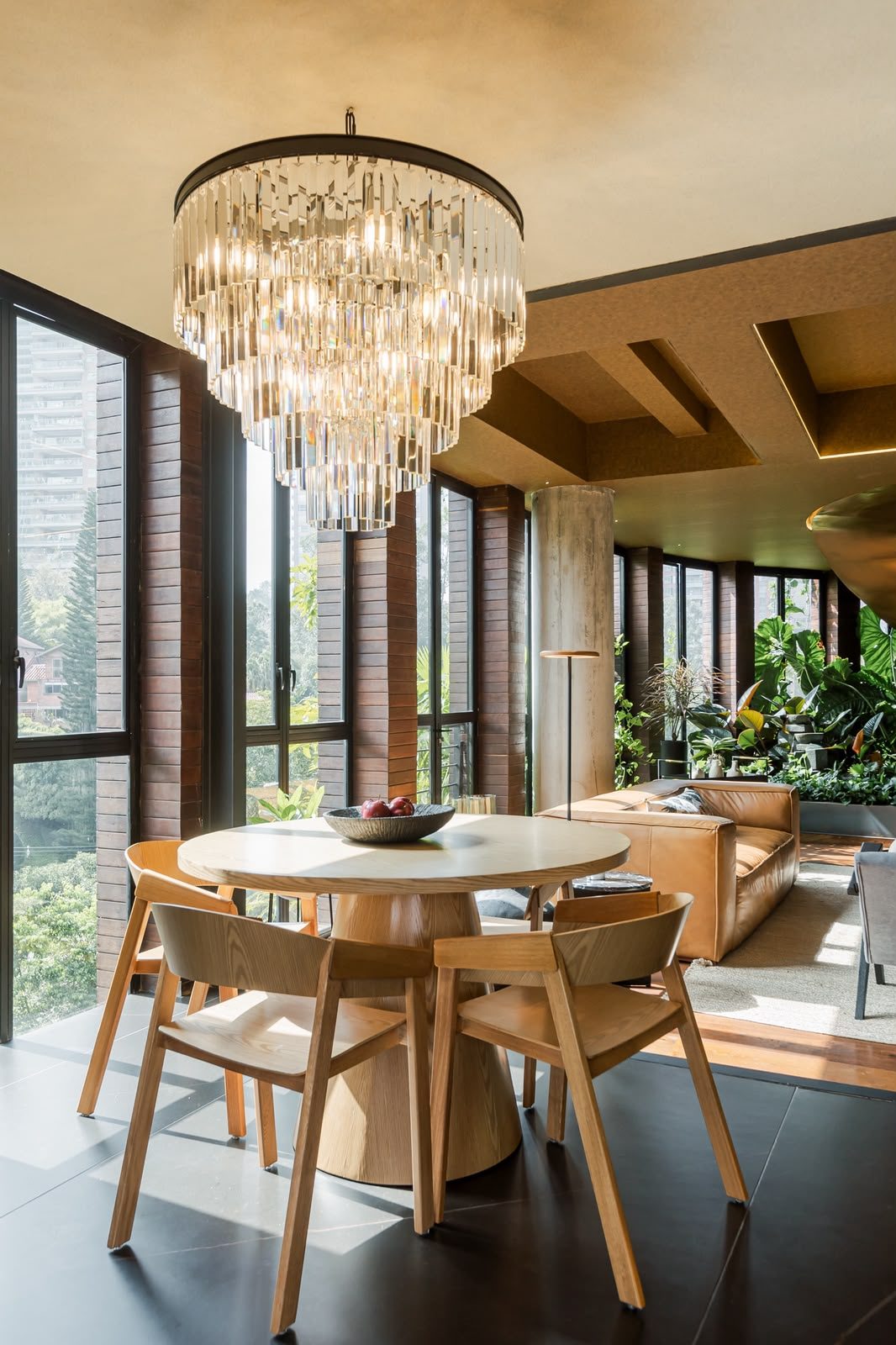 Comedor con candelabro de cristal
