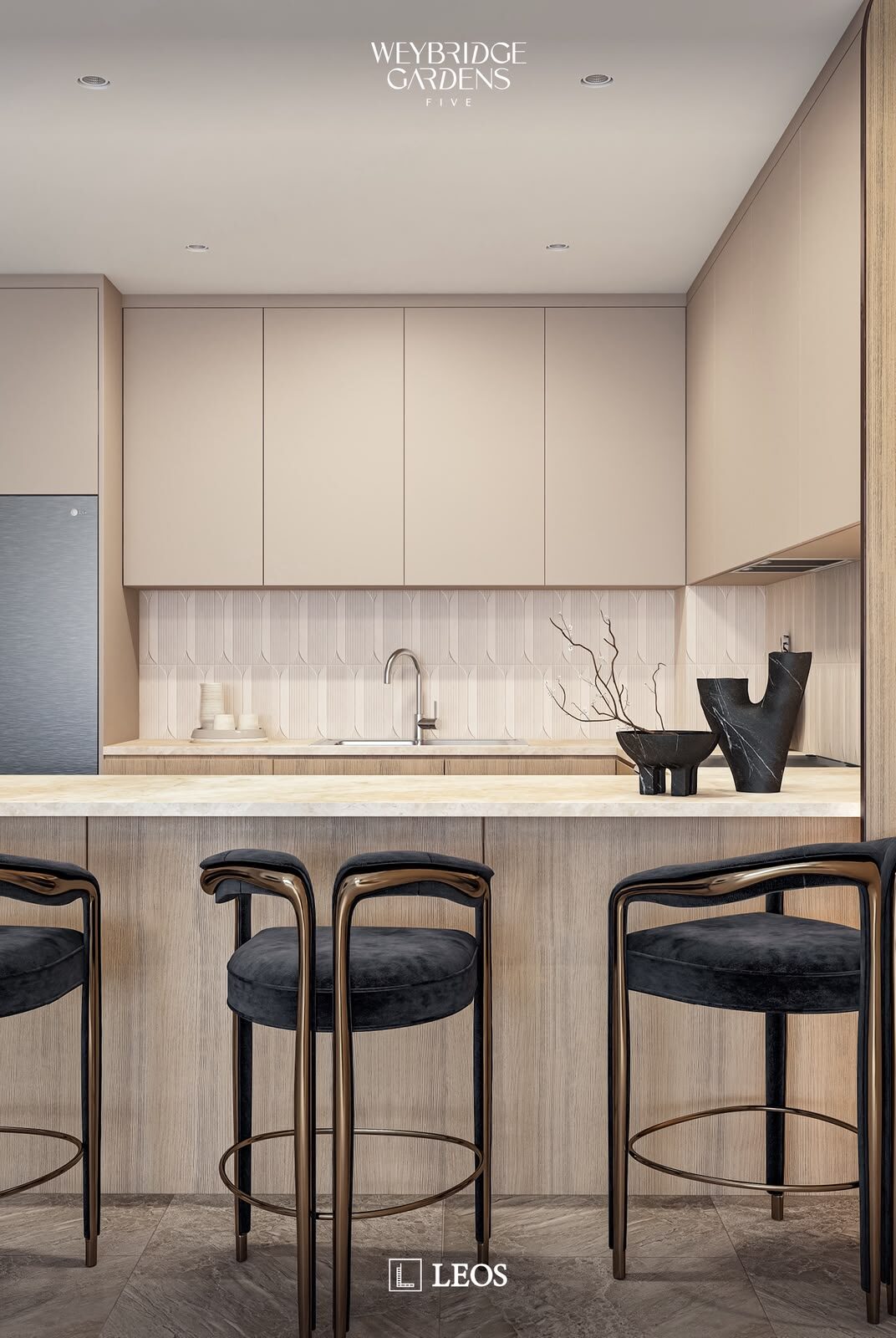 Cocina con barra en travertino